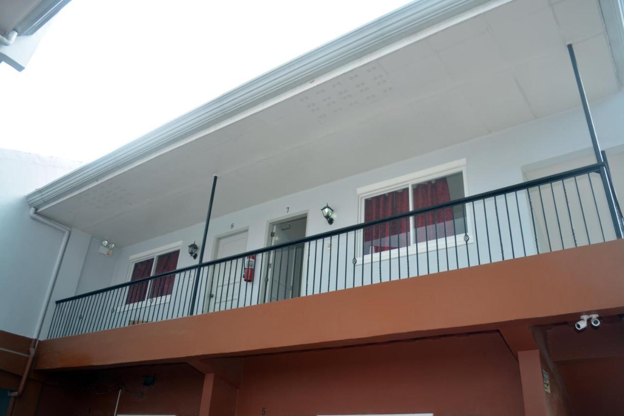 Ashley And Bill'S Suites 'N Garden Hotel And Vacation Homes Carcar City Kültér fotó